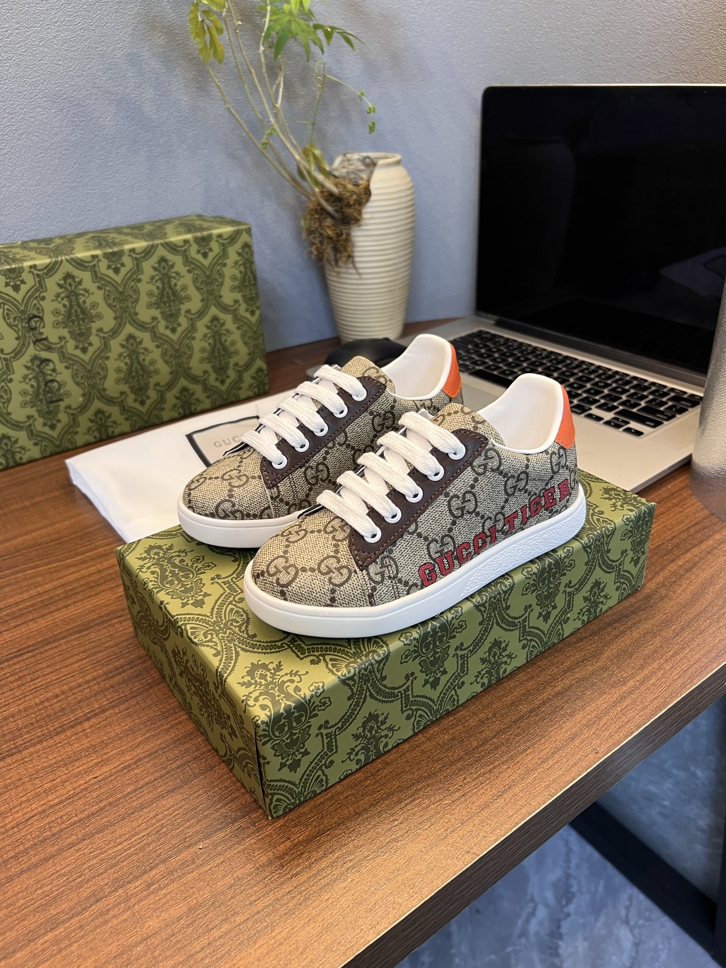 Children's shoes child